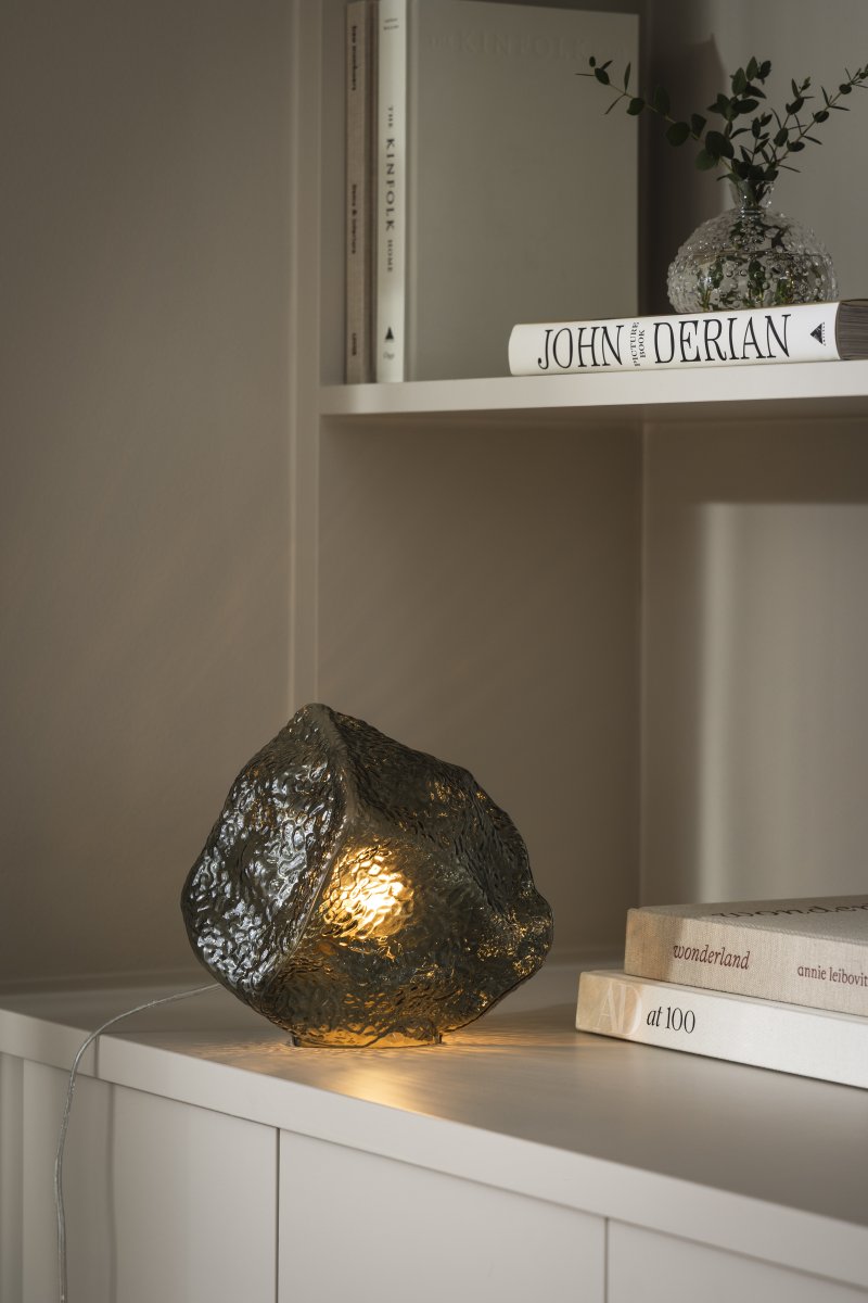 Valerie 22cm Grønn bordlampe Fra Globen Lighting - Valerie, en bordlampe formet som en stein som kombinerer håndverk og design.