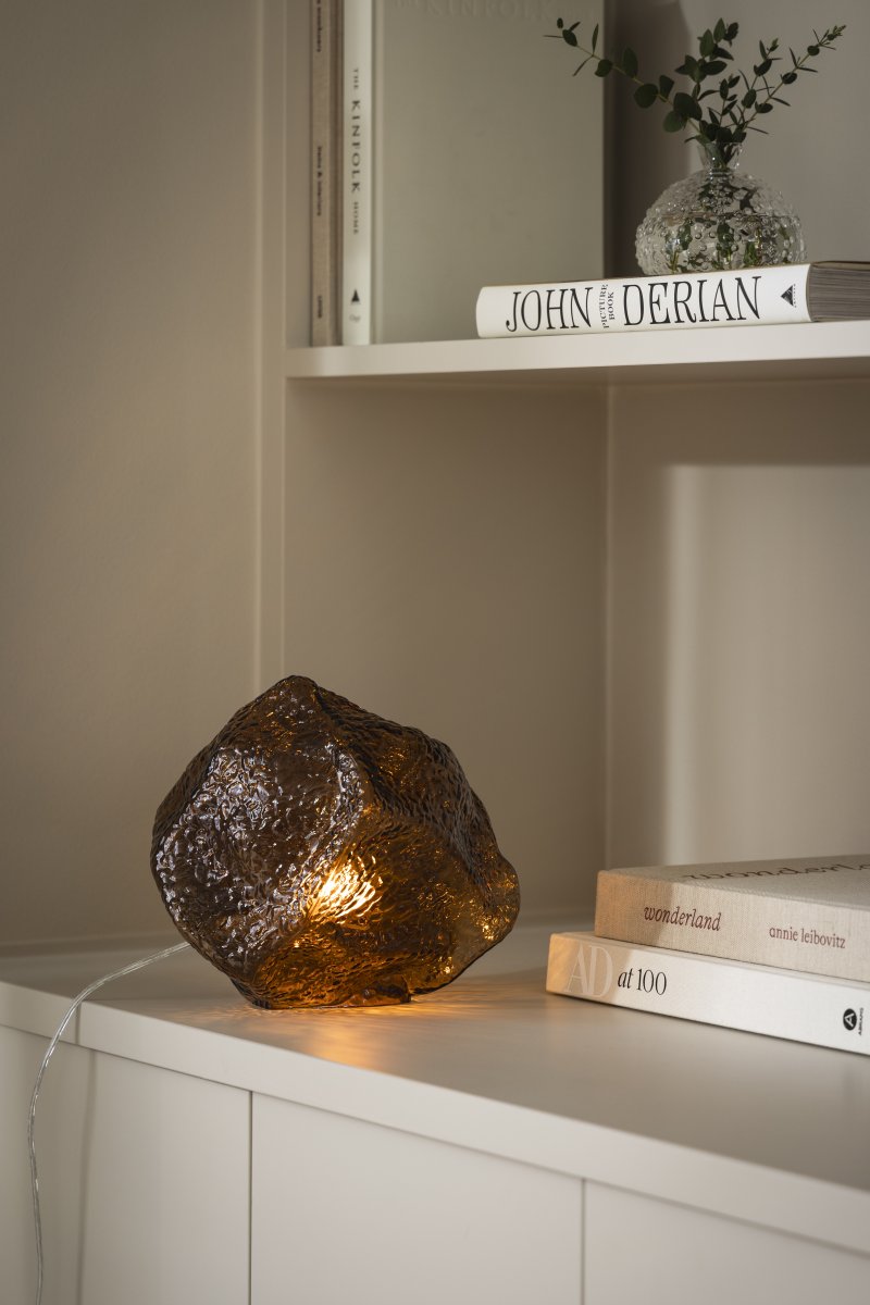 Valerie 22cm Brun bordlampe Fra Globen Lighting - Valerie, en bordlampe formet som en stein som kombinerer håndverk og design.