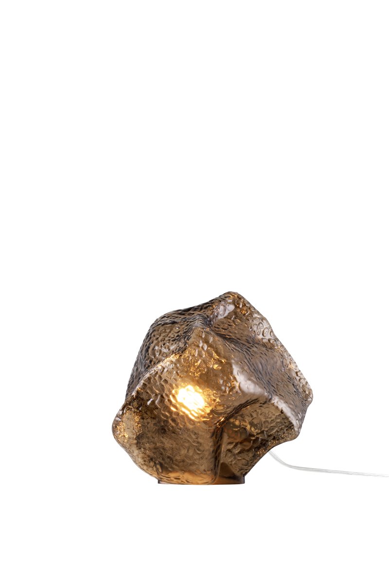 Valerie 22cm Brun bordlampe Fra Globen Lighting - Valerie, en bordlampe formet som en stein som kombinerer håndverk og design.