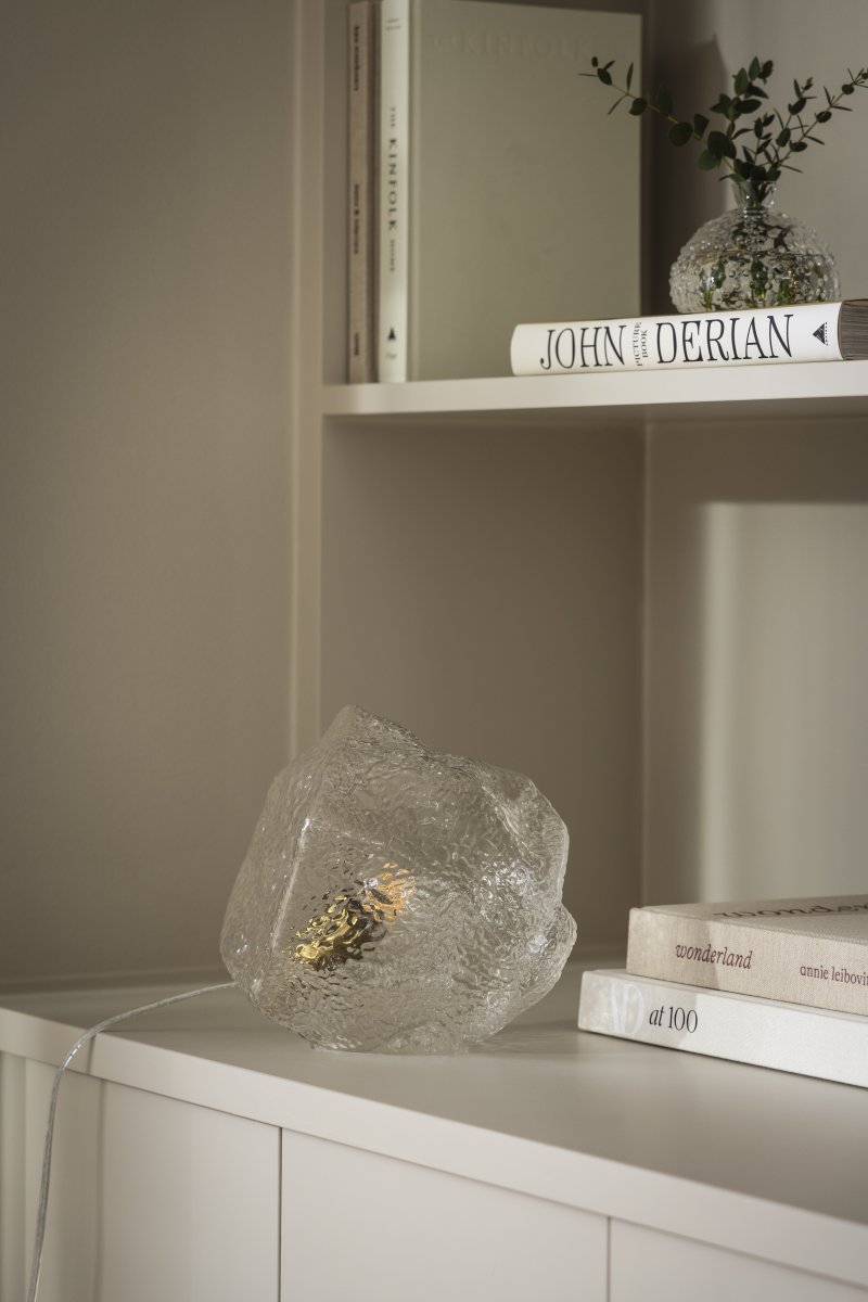 Valerie 22cm Gjennomsiktig bordlampe Fra Globen Lighting - Valerie, en bordlampe formet som en stein som kombinerer håndverk og design.