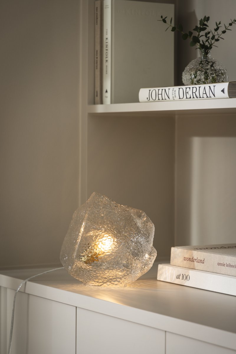 Valerie 22cm Gjennomsiktig bordlampe Fra Globen Lighting - Valerie, en bordlampe formet som en stein som kombinerer håndverk og design.