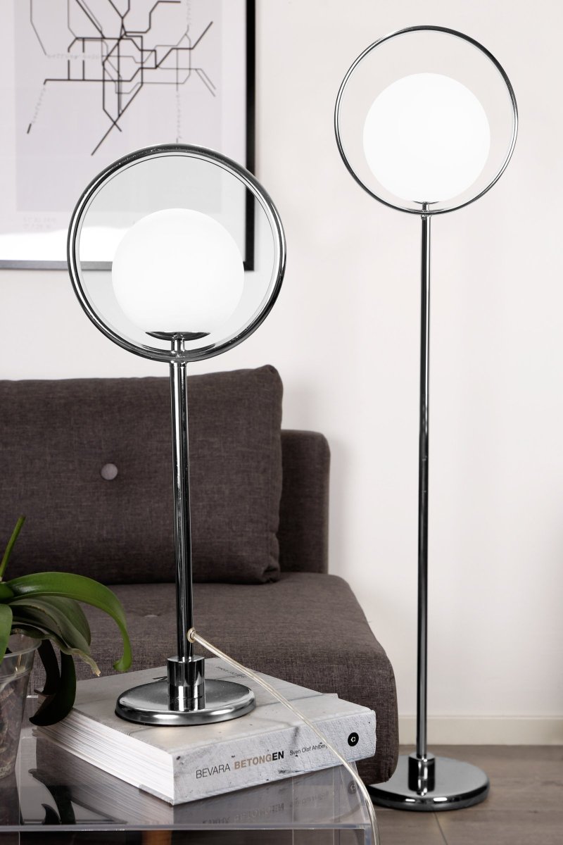 Saint 52cm Krom bordlampe Fra Globen Lighting - Kromringen med den flytende hvite glasskulen inni.
