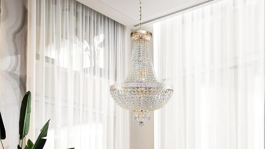 Bella Ø40 Gull krystall Fra Maytoni - Bella er en elegant og majestetisk metalllysekrone med en sofistikert gullfinish.