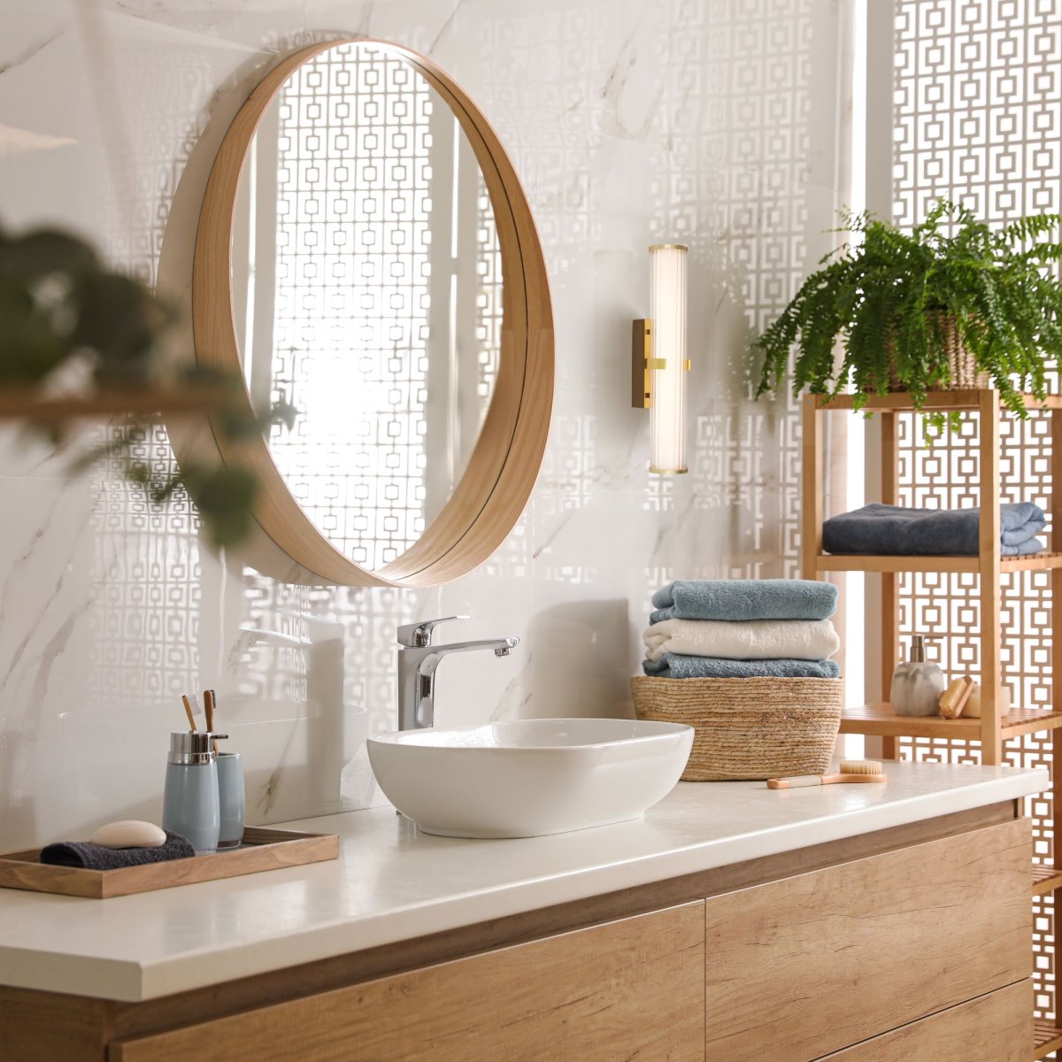 Clamp 43cm Gull baderomslampe Fra Searchlight - Lampens sofistikerte messingdetaljer gir et stilig preg som passer perfekt i både klassiske og moderne bad.