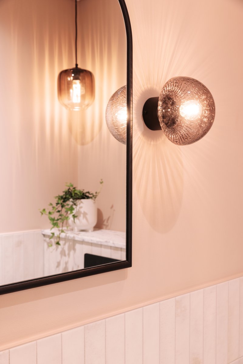 Fungo Ø16 Røyk/svart baderomslampe Fra Globen Lighting - Fungo er en allsidig lampe som er like praktisk som den er estetisk.