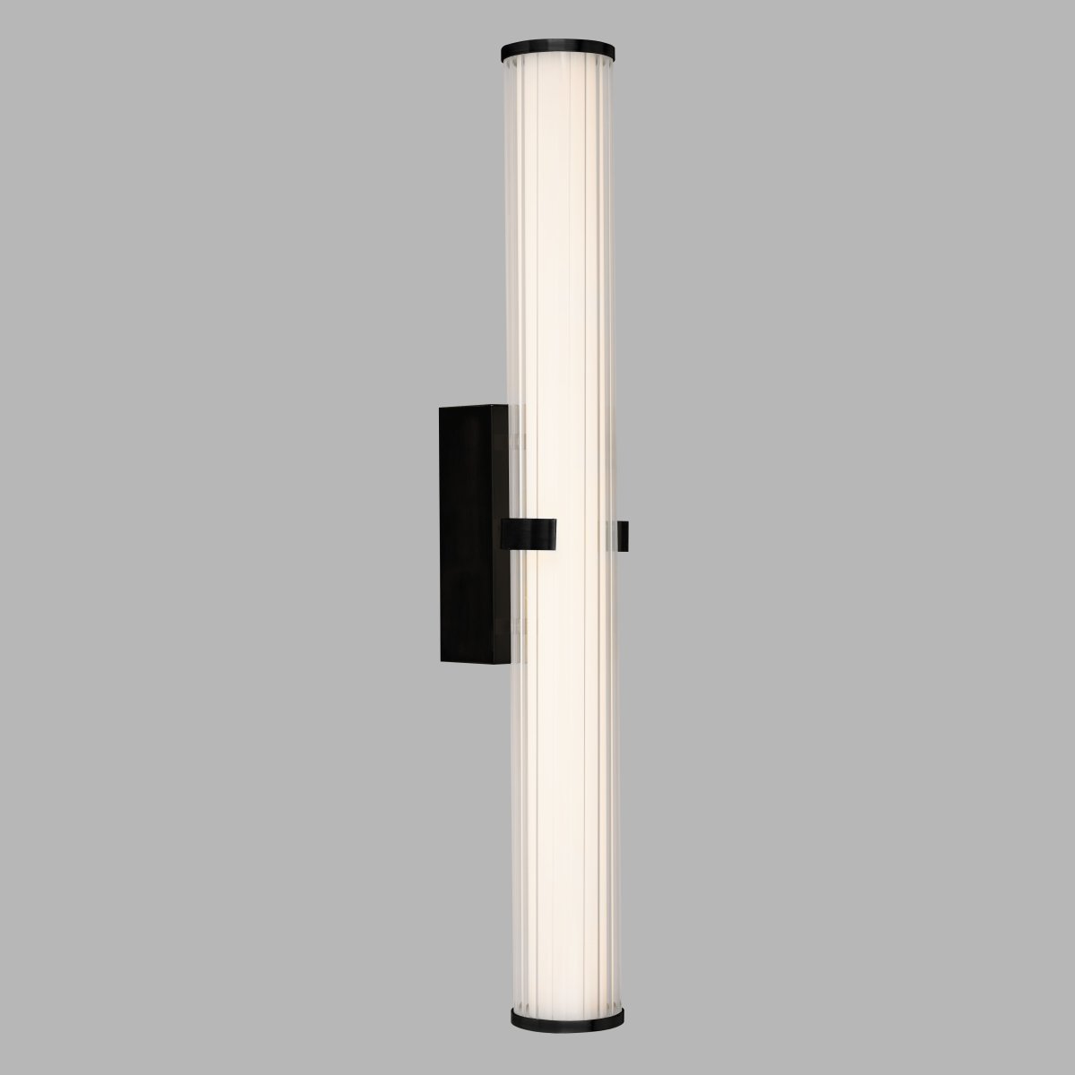 Clamp 63cm Svart baderomslampe Fra Searchlight - Den sorte finishen gir en elegant kontrast og gj&oslash;r at lampen smelter perfekt inn i b&aring;de moderne og klassiske milj&oslash;er.