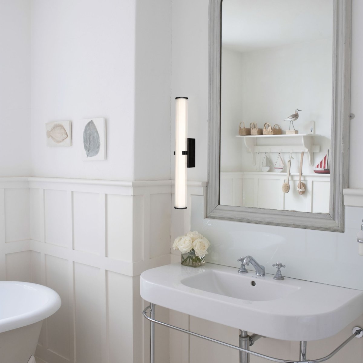 Clamp 63cm Svart baderomslampe Fra Searchlight - Den sorte finishen gir en elegant kontrast og gj&oslash;r at lampen smelter perfekt inn i b&aring;de moderne og klassiske milj&oslash;er.