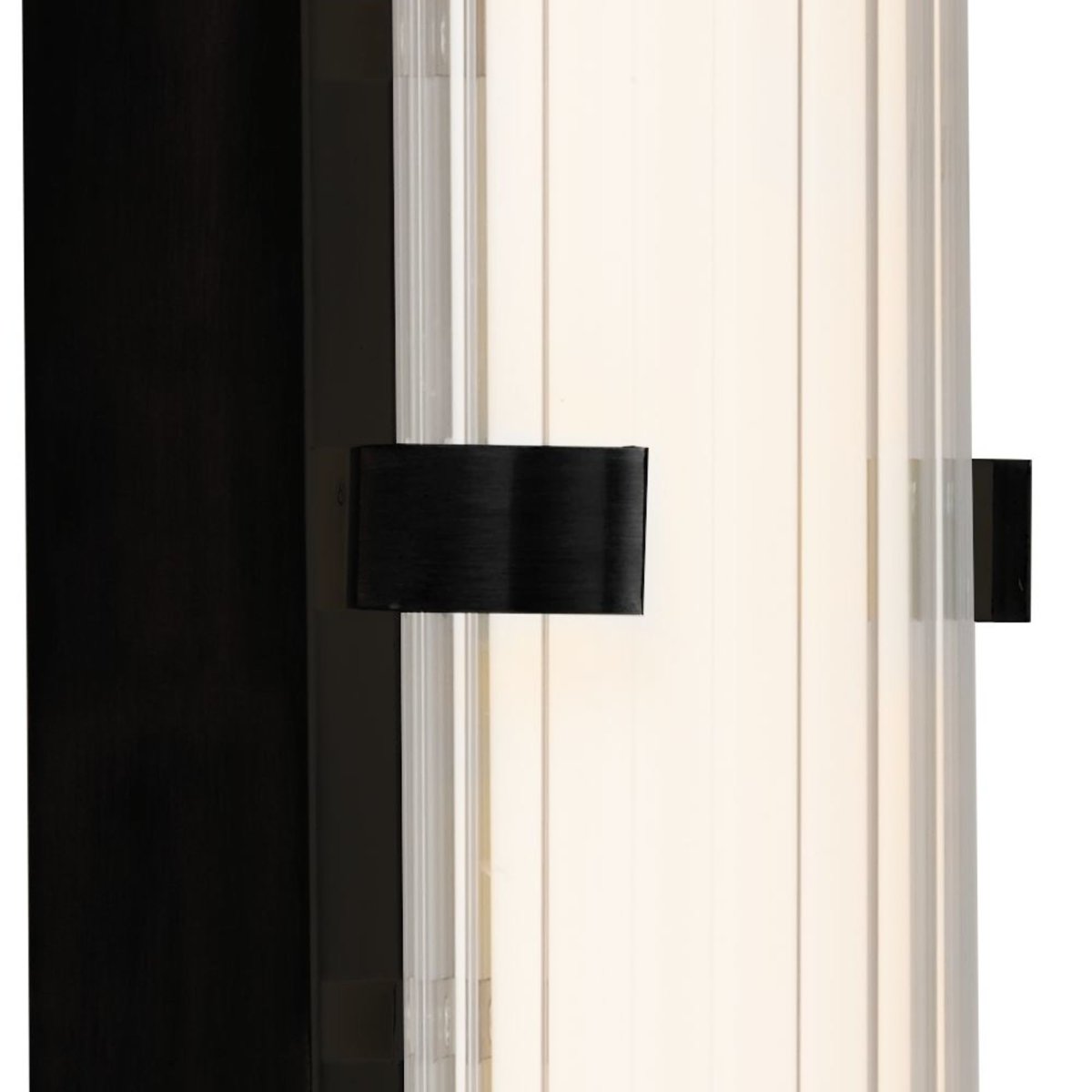 Clamp 63cm Svart baderomslampe Fra Searchlight - Den sorte finishen gir en elegant kontrast og gj&oslash;r at lampen smelter perfekt inn i b&aring;de moderne og klassiske milj&oslash;er.