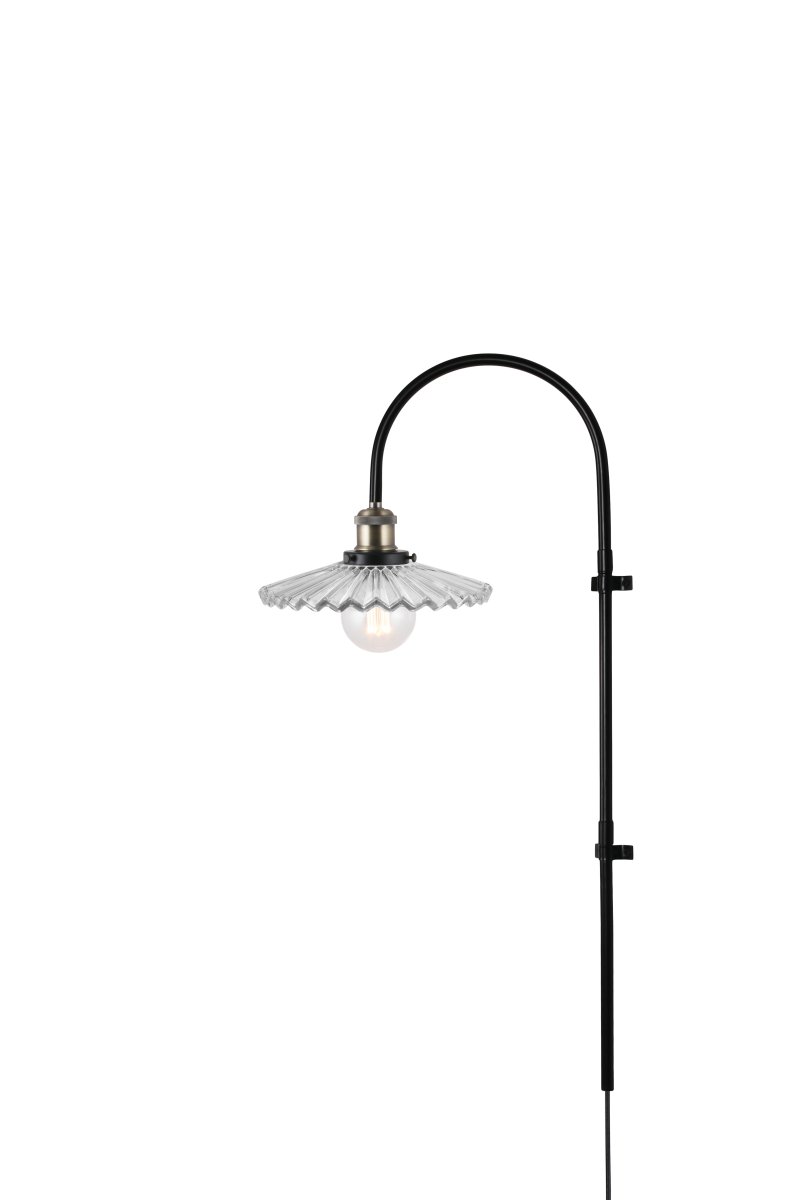 Cobbler 38cm Gjennomsiktig/svart vegglampe Fra Globen Lighting - Veggfestet har to metallbraketter og inkluderte skruer for montering på veggen, og hele lampen er justerbar i sideretningen.