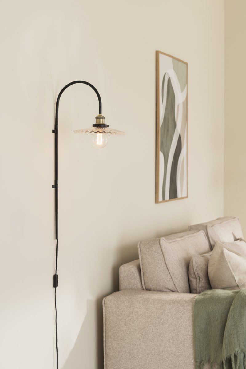 Cobbler 38cm Gjennomsiktig/svart vegglampe Fra Globen Lighting - Veggfestet har to metallbraketter og inkluderte skruer for montering på veggen, og hele lampen er justerbar i sideretningen.