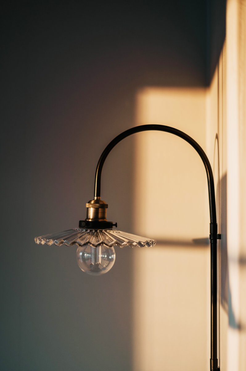 Cobbler 38cm Gjennomsiktig/svart vegglampe Fra Globen Lighting - Veggfestet har to metallbraketter og inkluderte skruer for montering på veggen, og hele lampen er justerbar i sideretningen.