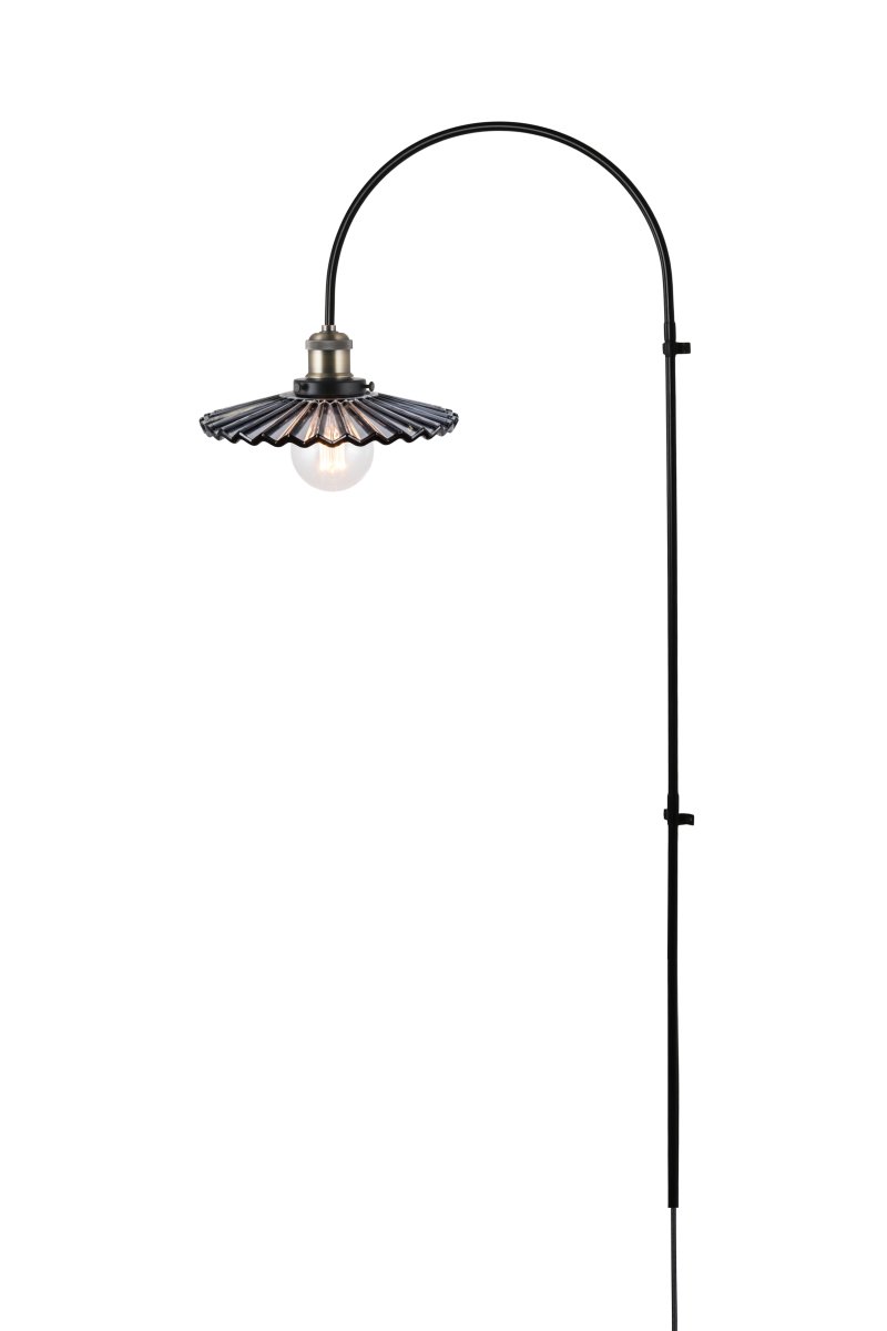 Cobbler 60cm Røyk/svart vegglampe Fra Globen Lighting - Veggfestet har to metallbraketter og inkluderte skruer for montering p&aring; veggen, og hele lampen er justerbar i sideretningen.