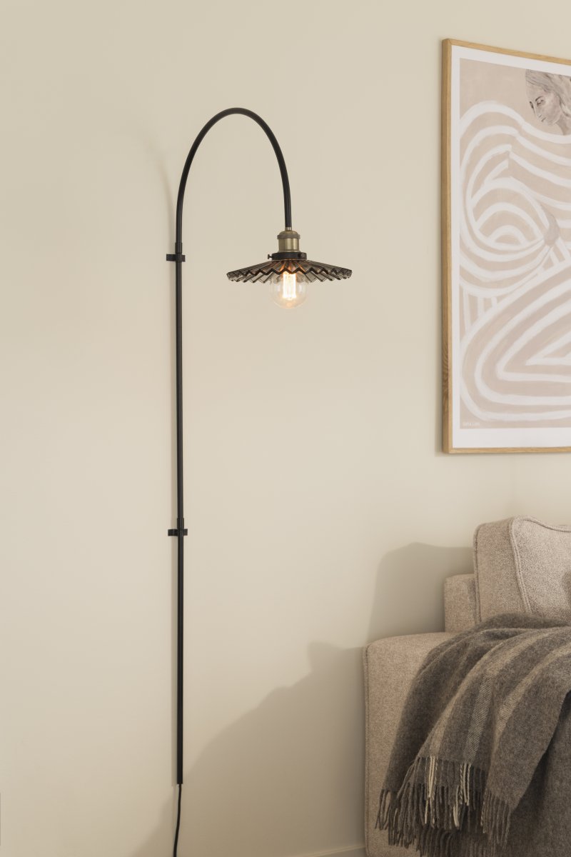 Cobbler 60cm Røyk/svart vegglampe Fra Globen Lighting - Veggfestet har to metallbraketter og inkluderte skruer for montering p&aring; veggen, og hele lampen er justerbar i sideretningen.