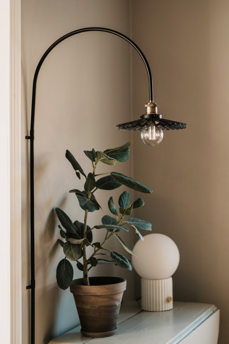 Cobbler 60cm Røyk/svart vegglampe Fra Globen Lighting - Veggfestet har to metallbraketter og inkluderte skruer for montering p&aring; veggen, og hele lampen er justerbar i sideretningen.