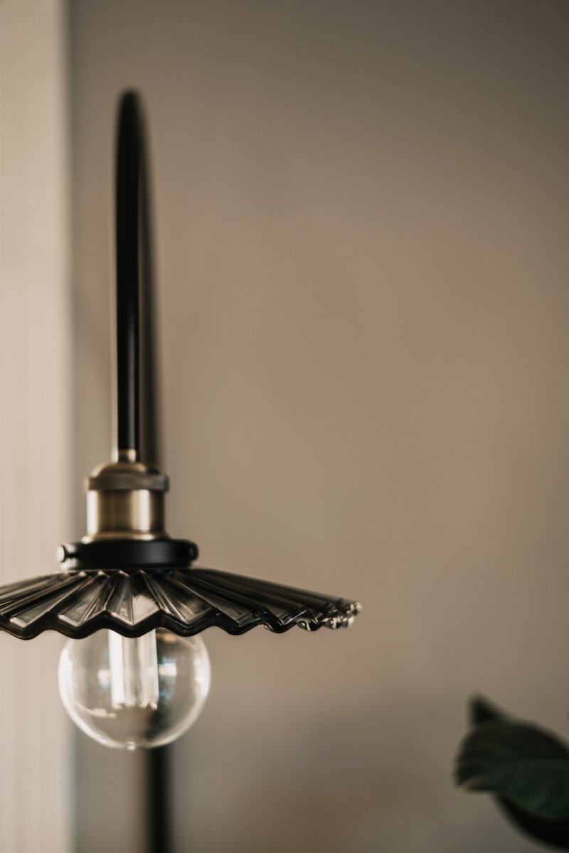 Cobbler 60cm Røyk/svart vegglampe Fra Globen Lighting - Veggfestet har to metallbraketter og inkluderte skruer for montering p&aring; veggen, og hele lampen er justerbar i sideretningen.