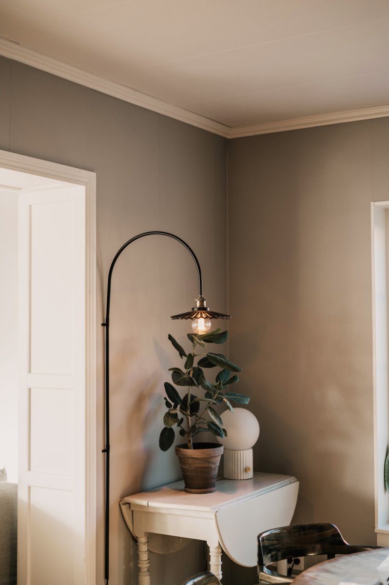 Cobbler 60cm Røyk/svart vegglampe Fra Globen Lighting - Veggfestet har to metallbraketter og inkluderte skruer for montering p&aring; veggen, og hele lampen er justerbar i sideretningen.