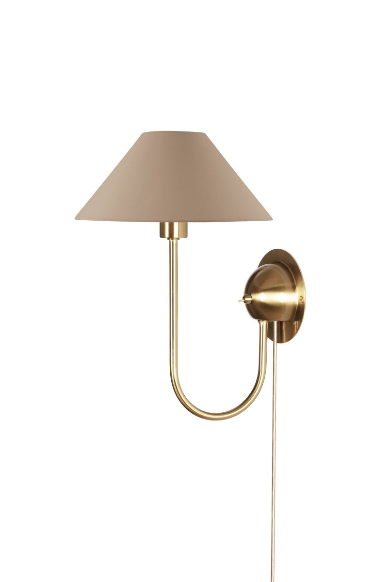 Iris 32cm Messing/brun vegglampe Fra Globen Lighting - Den mykt buede armen er kombinert med en brun tekstilskjerm som skaper et varmt og klassisk uttrykk.