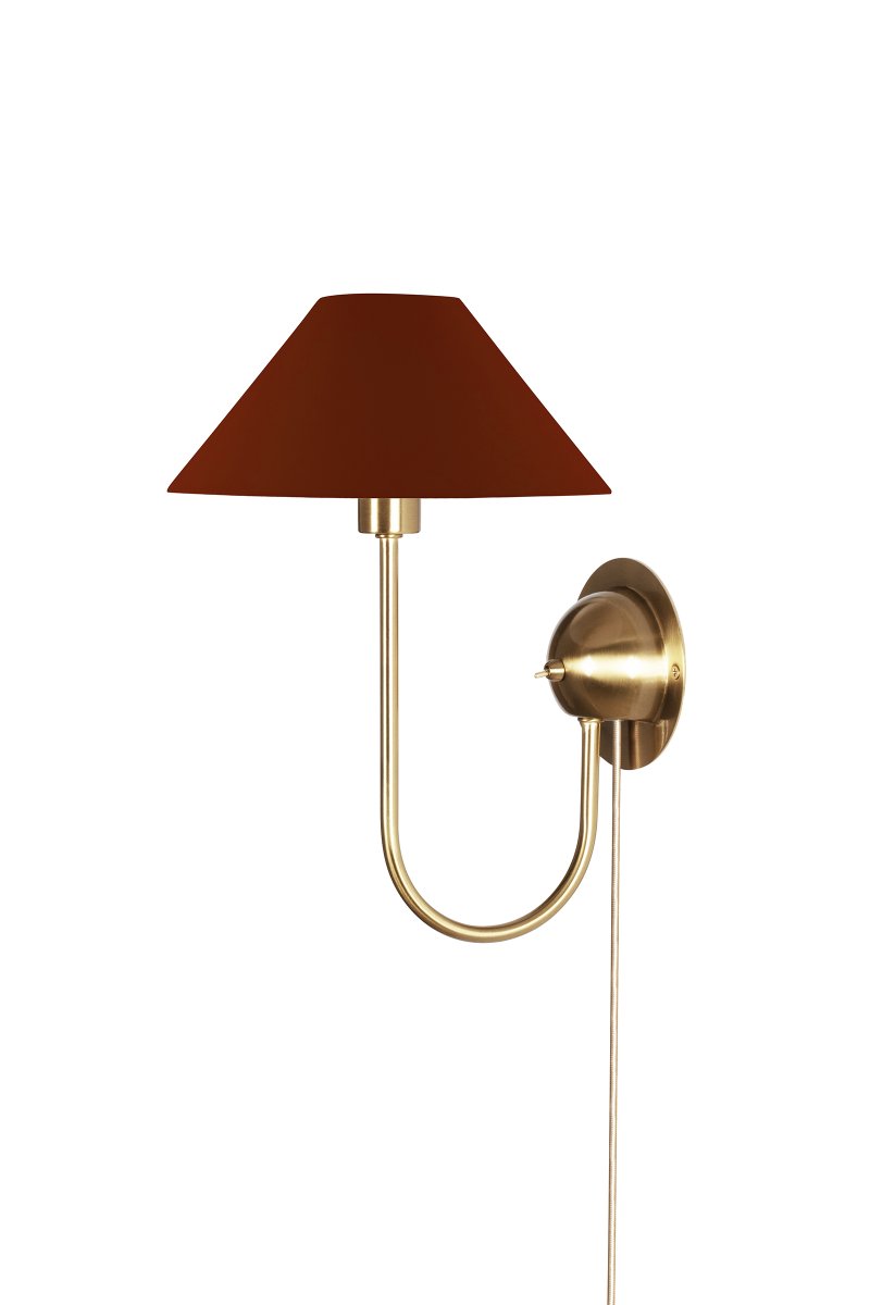 Iris 32cm Messing/burgunder vegglampe Fra Globen Lighting - Den mykt buede armen er kombinert med en burgunderfarget tekstilskjerm som skaper et varmt og klassisk uttrykk.