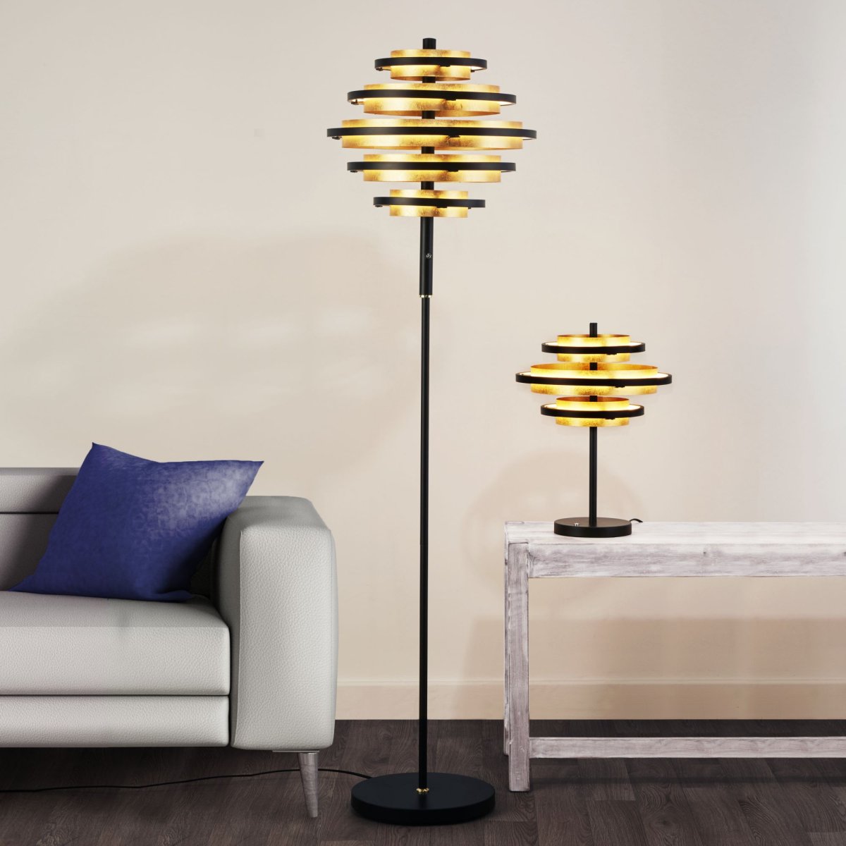 Hive 44cm Matt svart bordlampe Fra Searchlight - Perfekt som et dekorativt innslag i stuen, soverommet eller p&aring; kontor, denne lampen blir et i&oslash;ynefallende og funksjonelt kunstverk i interi&oslash;ret ditt.