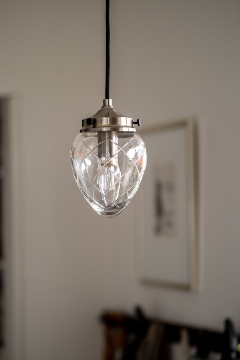 Juni Ø10 Antikk stål/gjennomsiktig vinduslampe Fra Globen Lighting - Juni med sitt vakre slipte glass og metallskjerm tar deg tilbake i tid til tidlig på 1900-tallet.