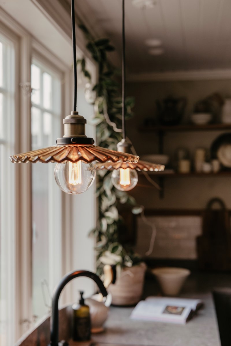 Cobbler Ø25 Brun Taklampe Fra Globen Lighting - Lampen har en 120 cm lang svart tekstilledning og en svart takkopp i plast.