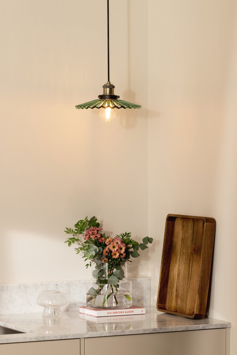 Cobbler Ø25 Grønn Taklampe Fra Globen Lighting - Lampen har en 120 cm lang svart tekstilledning og en svart takkopp i plast.