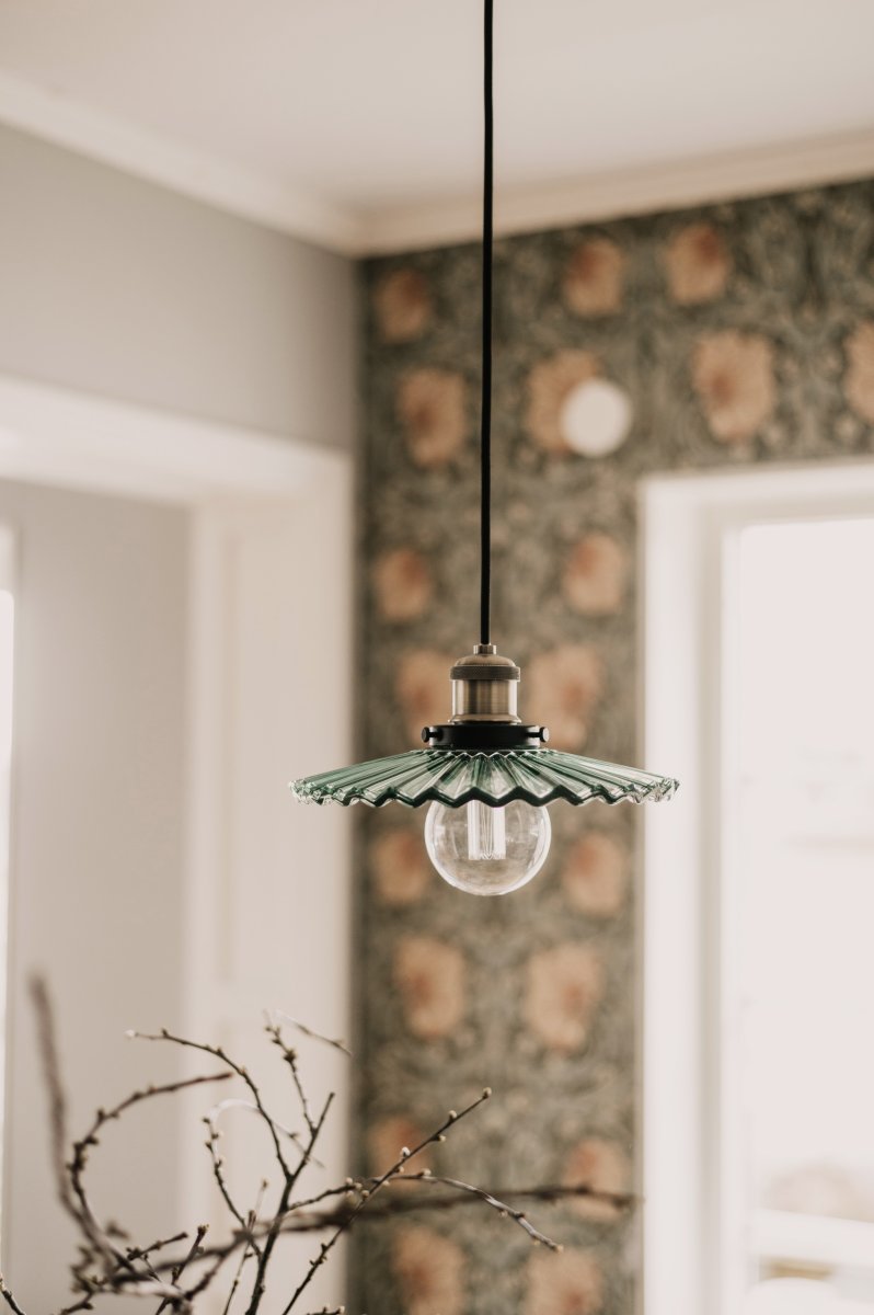 Cobbler Ø25 Grønn Taklampe Fra Globen Lighting - Lampen har en 120 cm lang svart tekstilledning og en svart takkopp i plast.