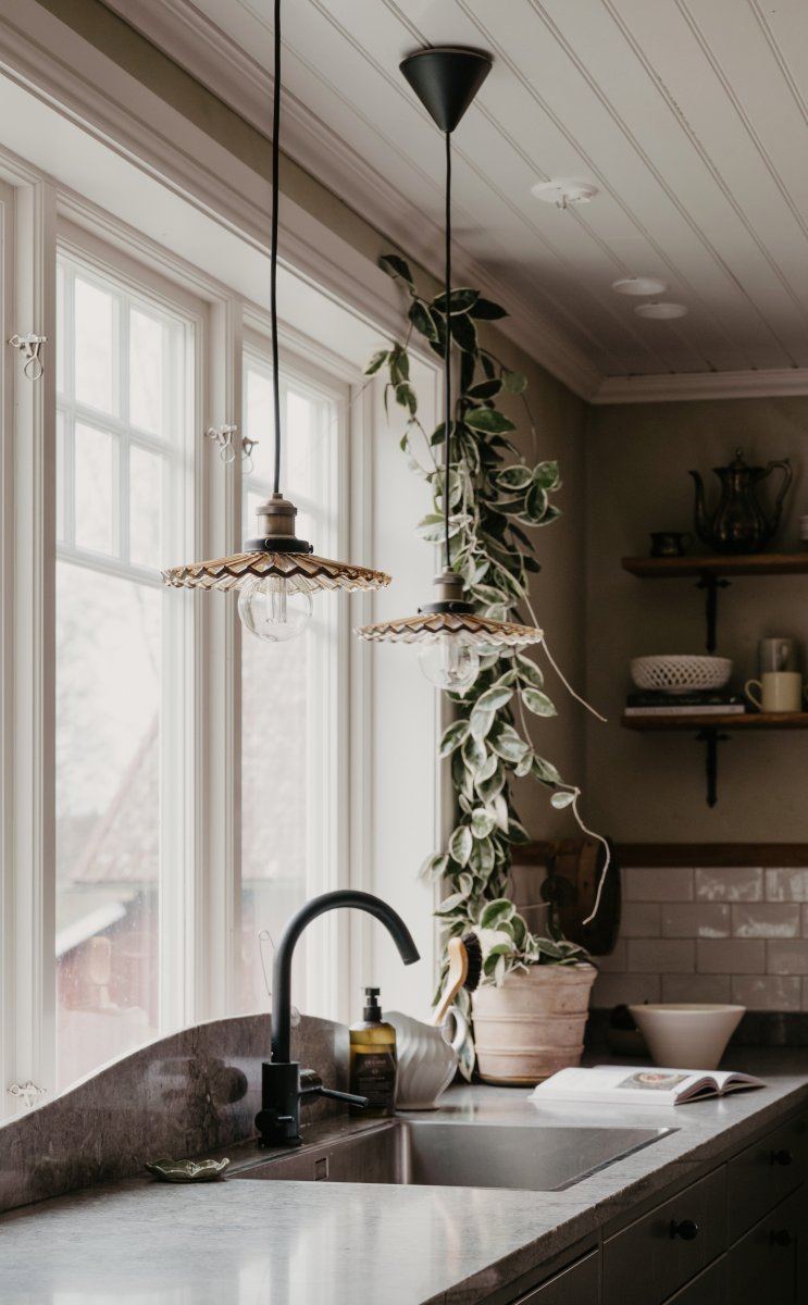 Cobbler Ø25 Brun Taklampe Fra Globen Lighting - Lampen har en 120 cm lang svart tekstilledning og en svart takkopp i plast.