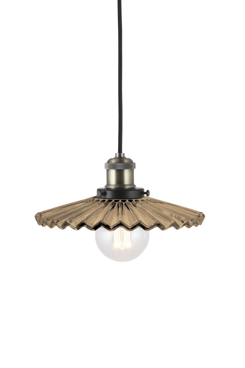 Cobbler Ø25 Brun Taklampe Fra Globen Lighting - Lampen har en 120 cm lang svart tekstilledning og en svart takkopp i plast.
