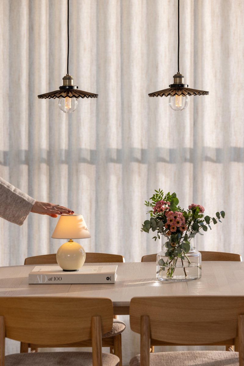 Cobbler Ø25 Brun Taklampe Fra Globen Lighting - Lampen har en 120 cm lang svart tekstilledning og en svart takkopp i plast.