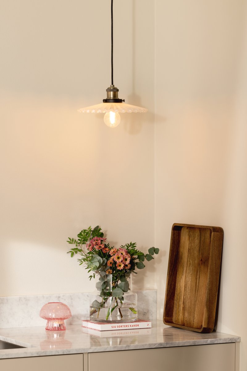 Cobbler Ø25 Hvit Taklampe Fra Globen Lighting - Lampen har en 120 cm lang svart tekstilledning og en svart takkopp i plast.