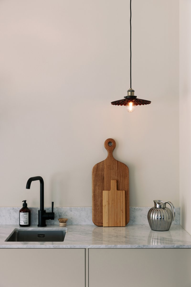 Cobbler Ø25 Burgunder Taklampe Fra Globen Lighting - Lampen har en 120 cm lang svart tekstilledning og en svart takkopp i plast.