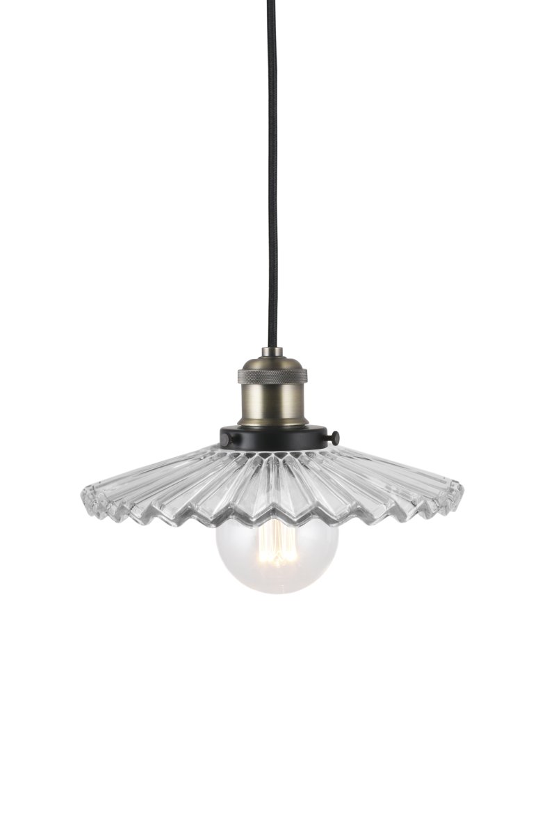 Cobbler Ø25 Gjennomsiktig Taklampe Fra Globen Lighting - Lampen har en 120 cm lang svart tekstilledning og en svart takkopp i plast.