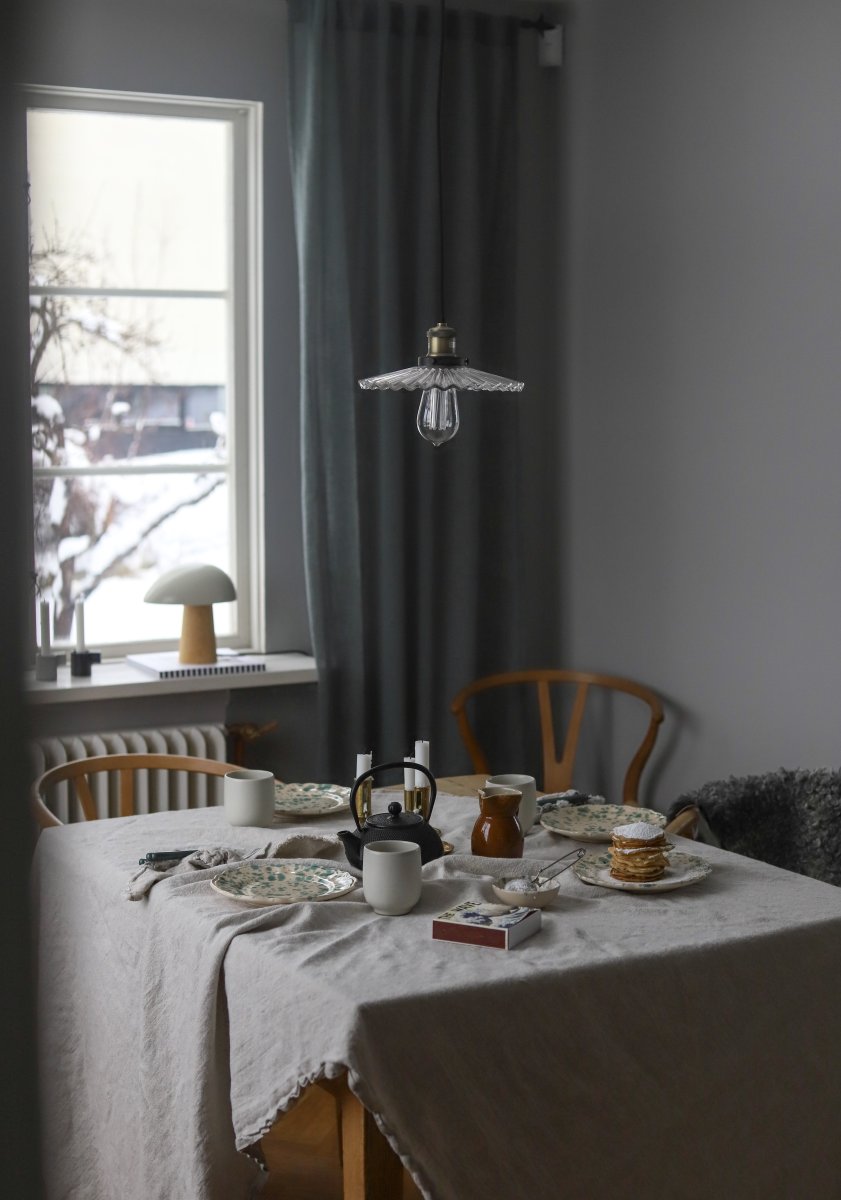 Cobbler Ø25 Gjennomsiktig Taklampe Fra Globen Lighting - Lampen har en 120 cm lang svart tekstilledning og en svart takkopp i plast.