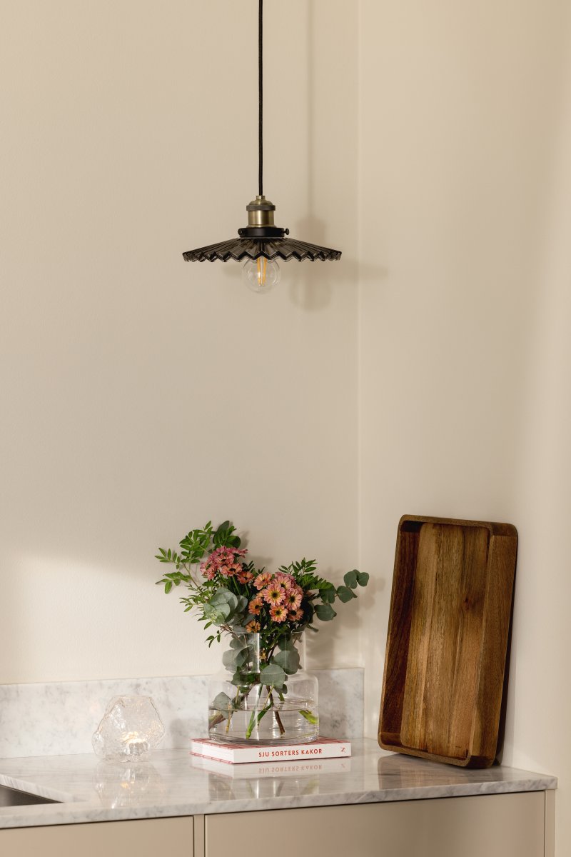 Cobbler Ø25 Røykfarget Taklampe Fra Globen Lighting - Lampen har en 120 cm lang svart tekstilledning og en svart takkopp i plast.