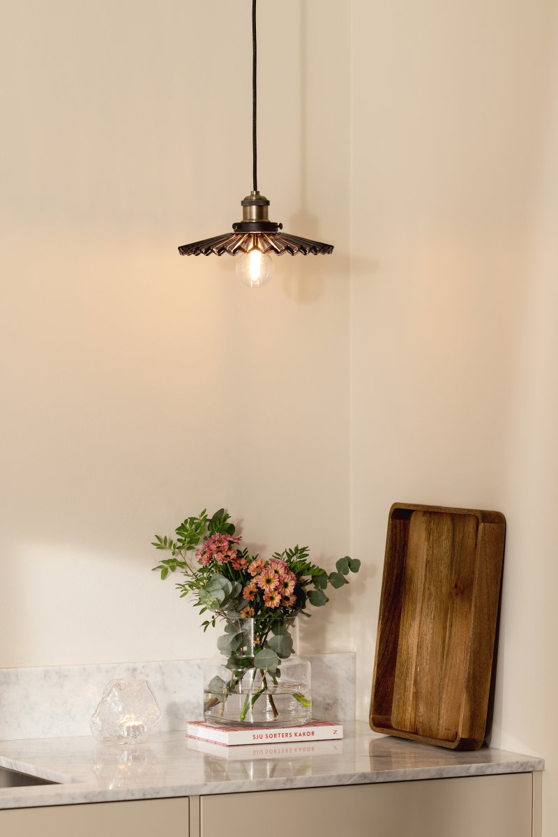 Cobbler Ø25 Røykfarget Taklampe Fra Globen Lighting - Lampen har en 120 cm lang svart tekstilledning og en svart takkopp i plast.