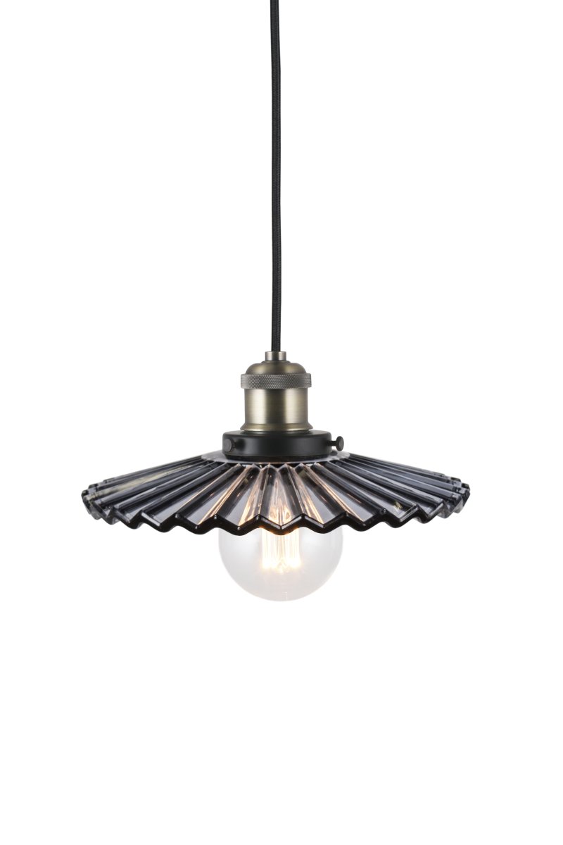 Cobbler Ø25 Røykfarget Taklampe Fra Globen Lighting - Lampen har en 120 cm lang svart tekstilledning og en svart takkopp i plast.