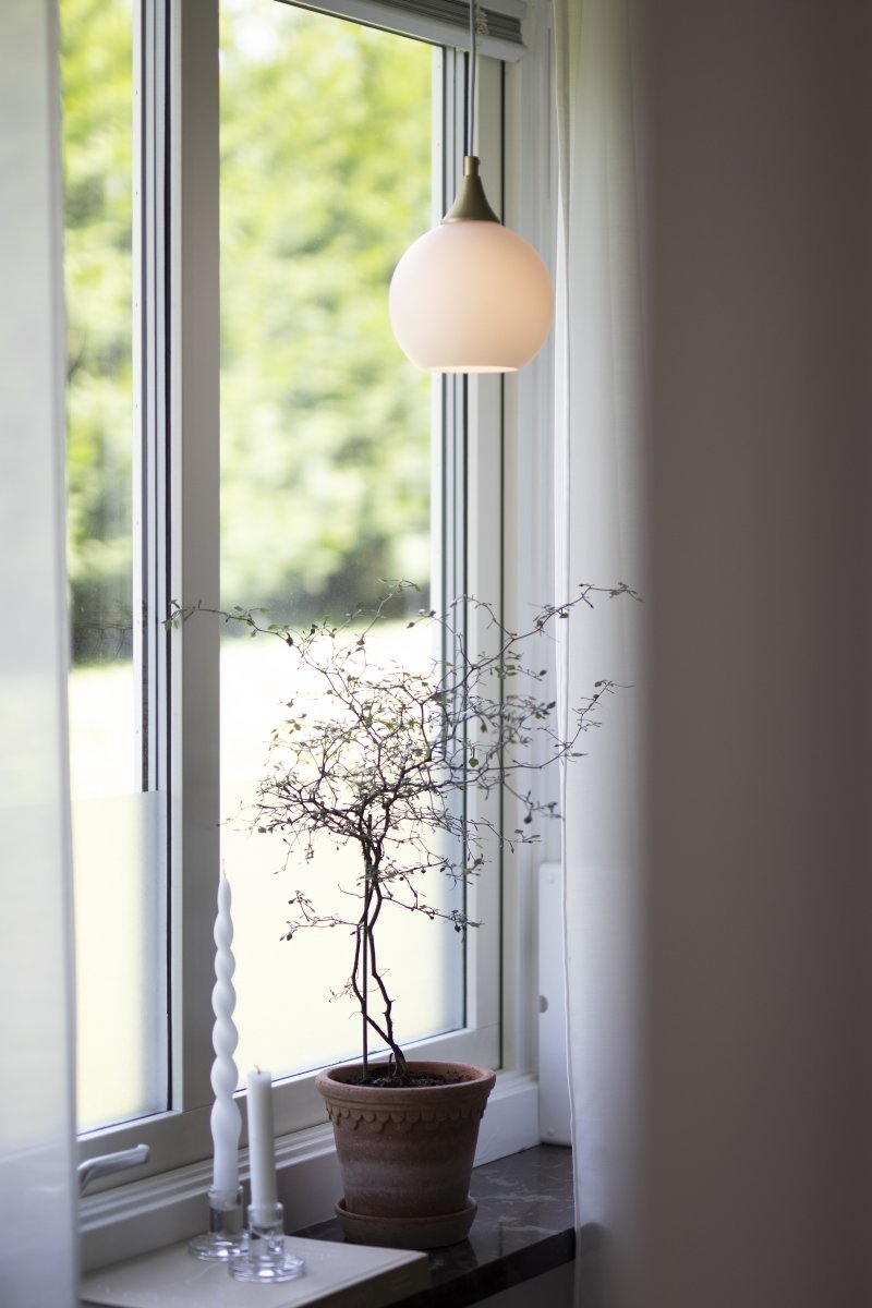 Bowl Ø15 Hvit vinduslampe Fra Globen Lighting - Liten elegant glasspendel med detaljer i b&oslash;rstet messing.