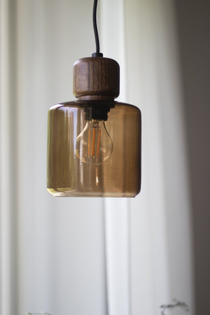 DOT Ø10 Brun Fra Globen Lighting - DOT, designet av Roger Persson, er inspirert av en glassflaske med et dekorativt lokk.