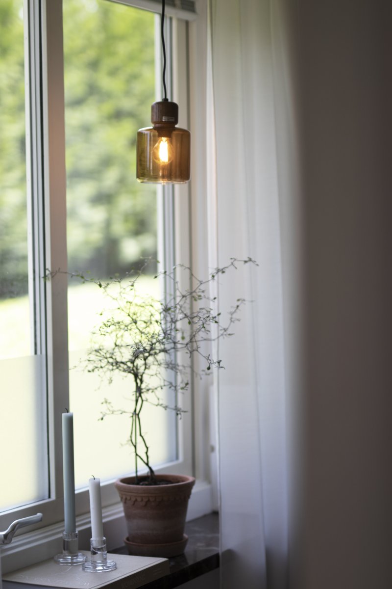 DOT Ø10 Brun Fra Globen Lighting - DOT, designet av Roger Persson, er inspirert av en glassflaske med et dekorativt lokk.