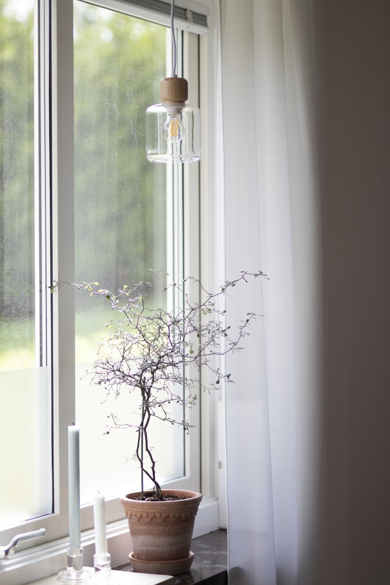 DOT Ø10 Gjennomsiktig vinduslampe Fra Globen Lighting - DOT, designet av Roger Persson, er inspirert av en glassflaske med et dekorativt lokk.