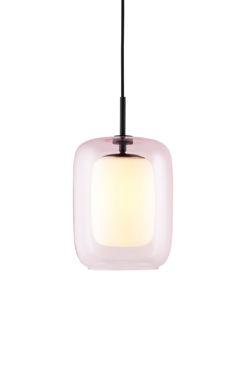 Cuboza Ø20 Fersken Taklampe Fra Globen Lighting - Det indre matte hvite glasset som dekker lysp&aelig;ren er inne i et ytre glass som er munnbl&aring;st i en svak rosa ferskenfarge.