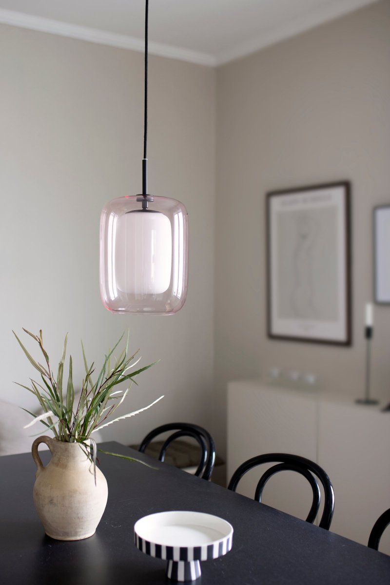 Cuboza Ø20 Fersken Taklampe Fra Globen Lighting - Det indre matte hvite glasset som dekker lysp&aelig;ren er inne i et ytre glass som er munnbl&aring;st i en svak rosa ferskenfarge.