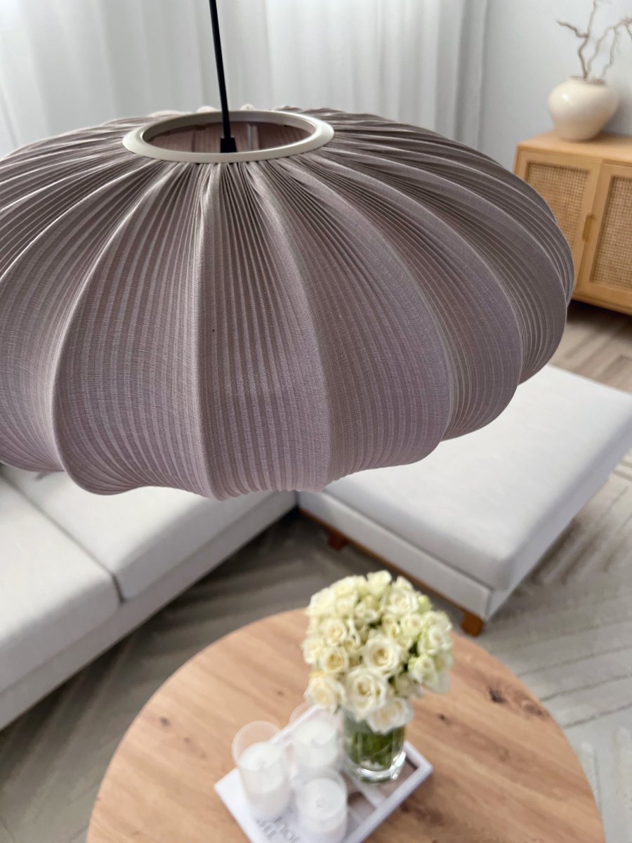Mamsell Ø55 Grå Taklampe Fra Aneta Lighting - Mamsell taklampe er dekket med fint plissert stretchstoff som gir et behagelig, lett dempet lys.