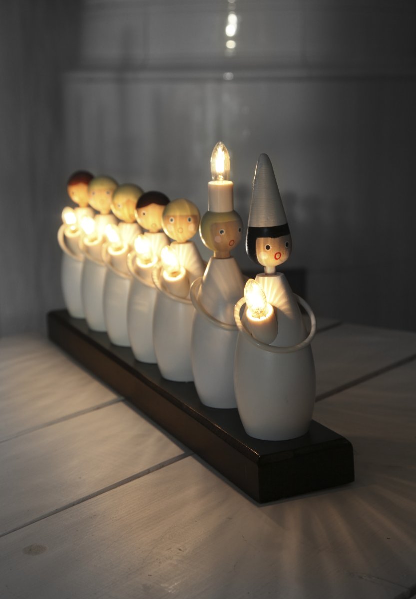 Lucia Choir Hvit Fra Star Trading - Pynt til Lucia og advent, lysestakene gir en fantastisk fin julestemning i b&aring;de vinduer og p&aring; vinduene.