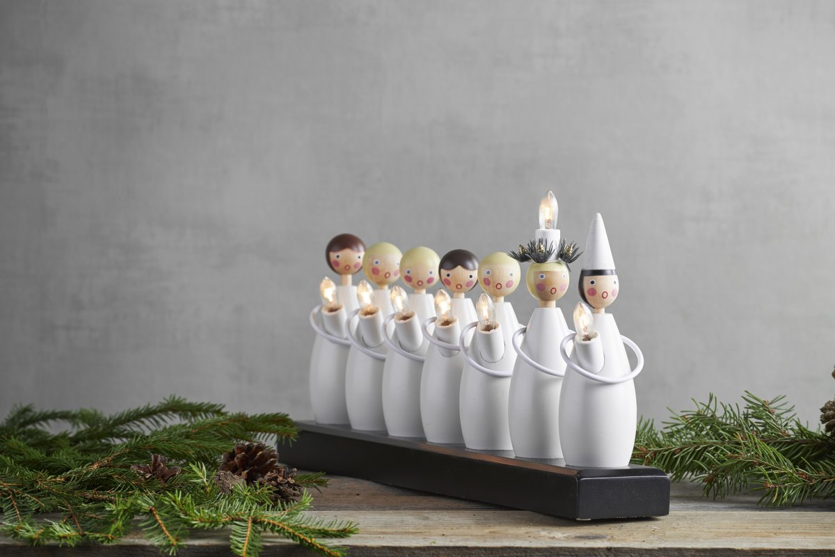 Lucia Choir Hvit Fra Star Trading - Pynt til Lucia og advent, lysestakene gir en fantastisk fin julestemning i b&aring;de vinduer og p&aring; vinduene.