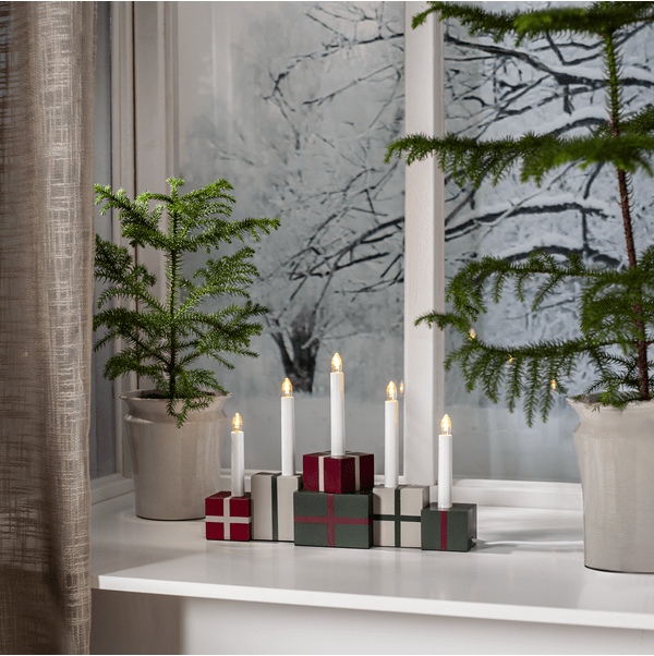 Christmas Gifts Flerfarget Fra Star Trading - Lysestaken er fin fra alle vinkler og skaper en koselig f&oslash;lelse.