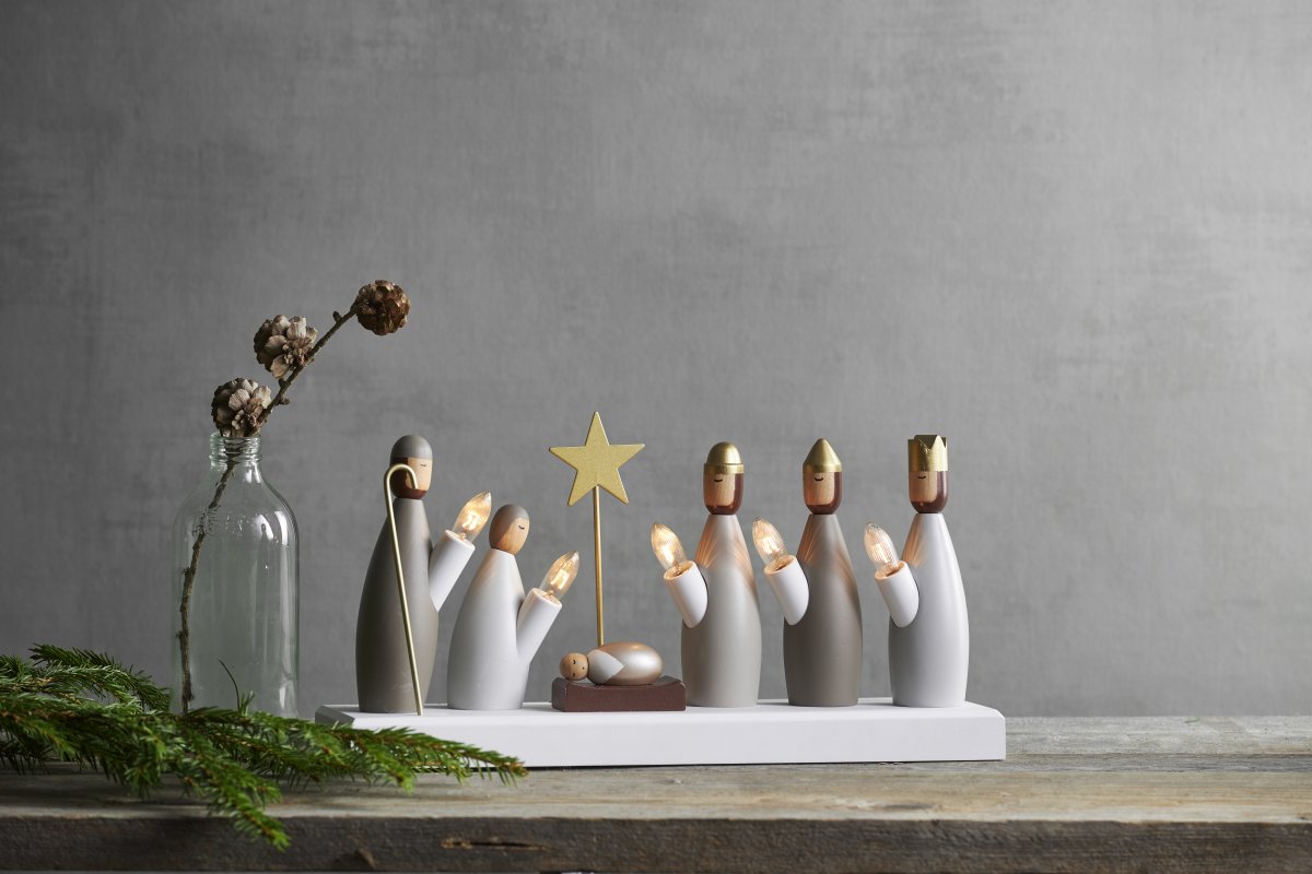 Nativity Candelabra Flerbruk Fra Star Trading - Adventslysestake laget av tre&auml; med de tre vise menn, Maria og Josef.