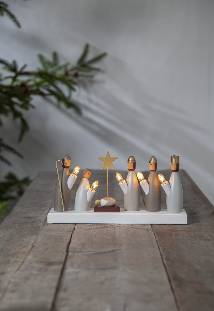 Nativity Candelabra Flerbruk Fra Star Trading - Adventslysestake laget av tre&auml; med de tre vise menn, Maria og Josef.