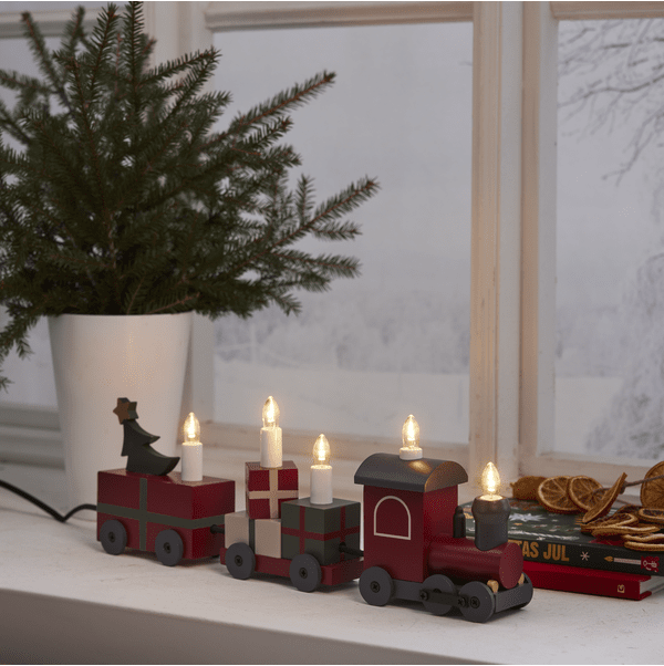 Christmas Train RØD Fra Star Trading - Toget er opplyst av LED-lys plassert i togvognene, som holdes sammen av en svart tekstilkabel.